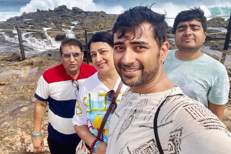 সঙ্গে নেই দেবাদৃতা, একা একাই সমুদ্রের কিনারে ঘুরছেন, ছুটির মুডে রাহুল, প্রেমিকার সঙ্গে সম্পর্কে ফাটল নয় তো?