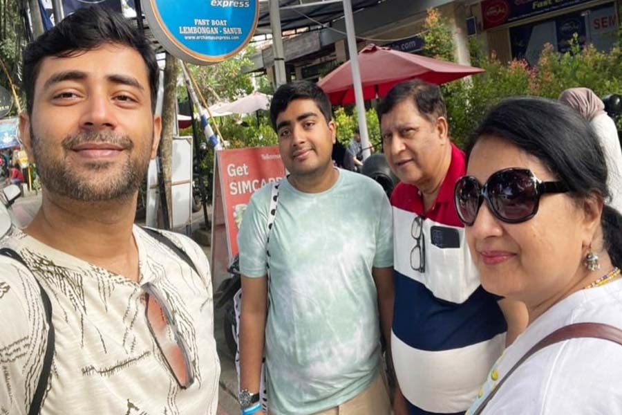 সঙ্গে নেই দেবাদৃতা, একা একাই সমুদ্রের কিনারে ঘুরছেন, ছুটির মুডে রাহুল, প্রেমিকার সঙ্গে সম্পর্কে ফাটল নয় তো?