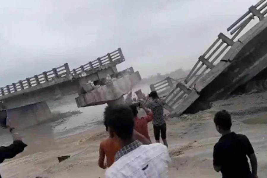 flyover, Bihar, collapse, viral video, social media
