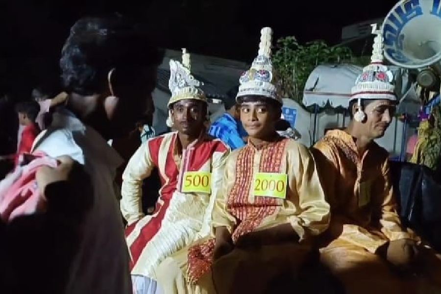 Groom is being Sold, Bridegroom, Ferry, Burdwan, Priest, বর্ধমান, ফেরি, গাজন, বর ফেরি