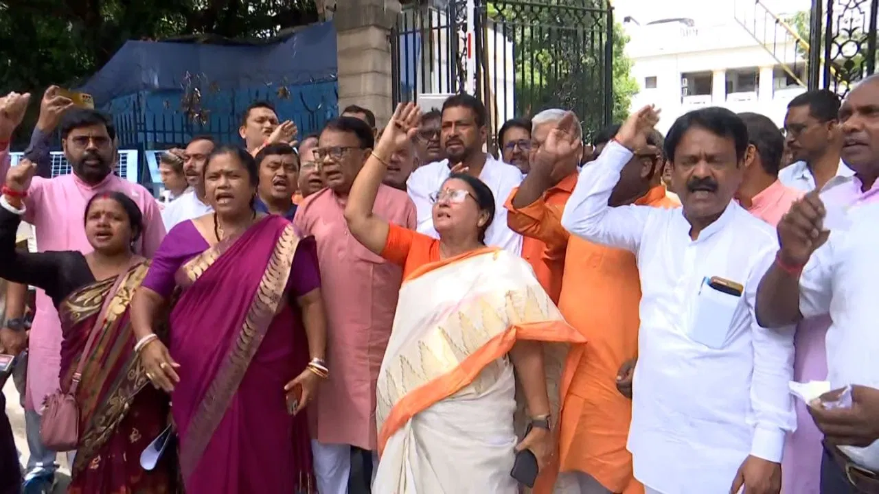 BJP MLAs Walkout from Assembly, BJP, MLAs, West Bengal assembly, walkout, ‬ ‪‎Mamata Banerjee, false speech, Niti Ayog Meeting, accusation, TMC