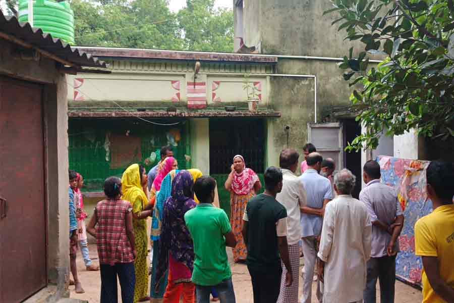 People Burn to Death in Bolpur, family, fire, whole house, reason, family member, died, investigation