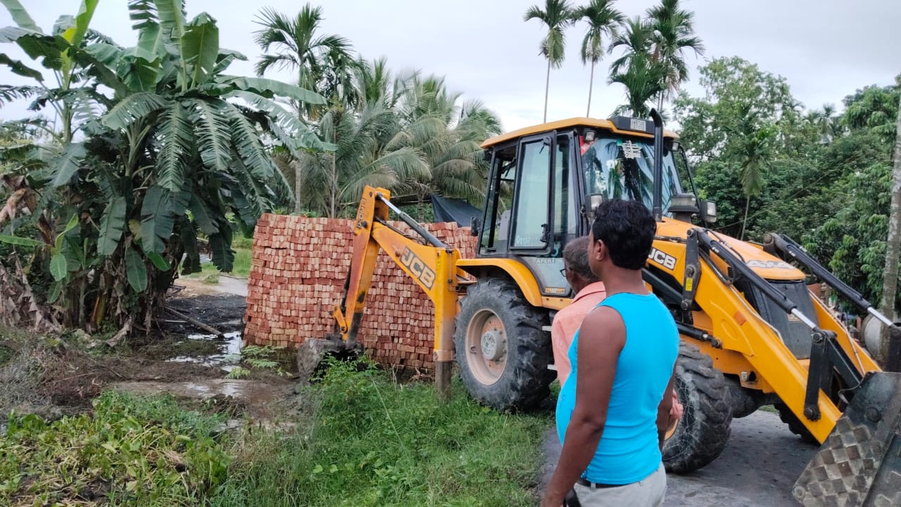 Illegal Construction of TMC Councilor has been Demolished, Illegal construction, ‬ ‪‎Mamata Banerjee, TMC Councilor, bulldozer, demolished, administration