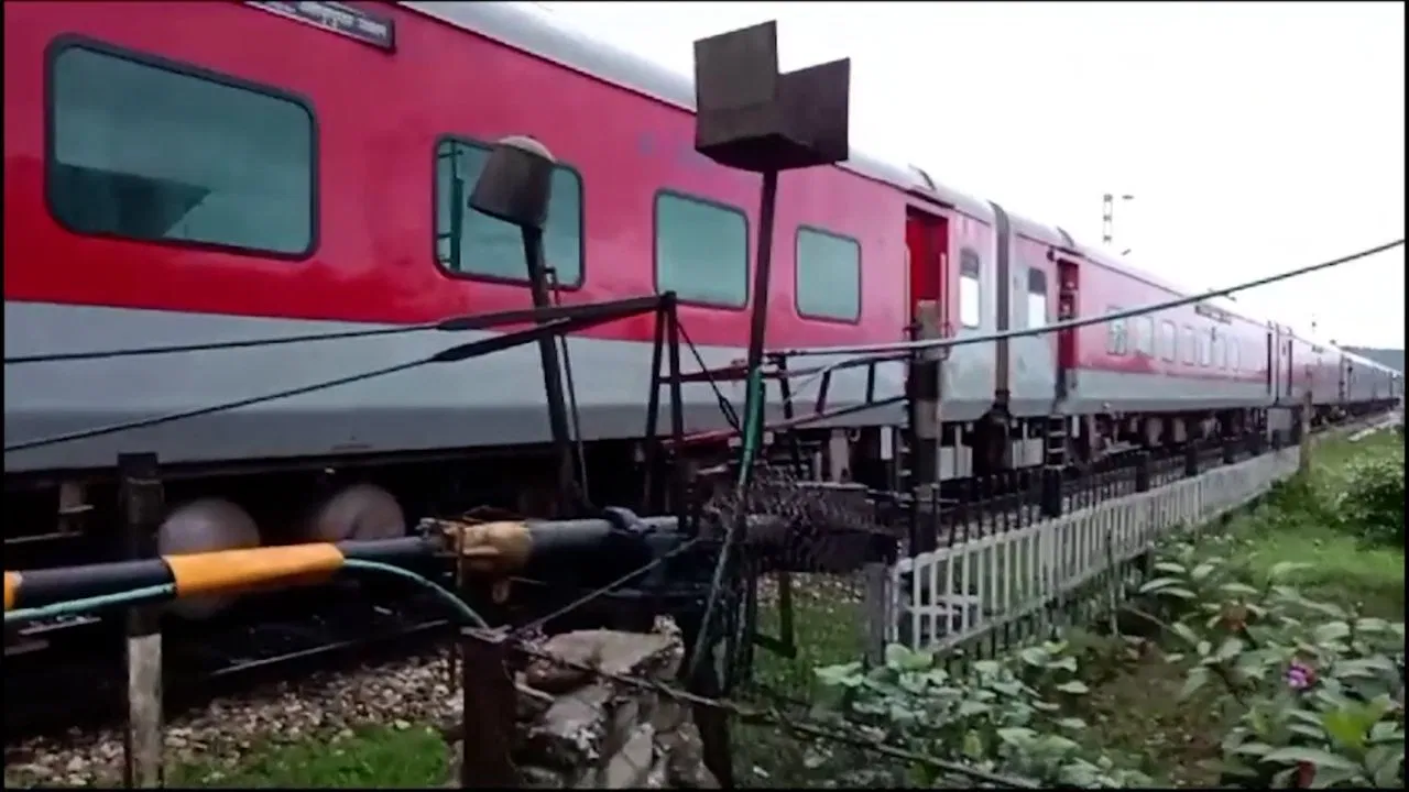 Kanchankanya Express saved many lives by applying emergency break, Kanchankanya Express, accident, green signal, rail gate, emergency break, saved life