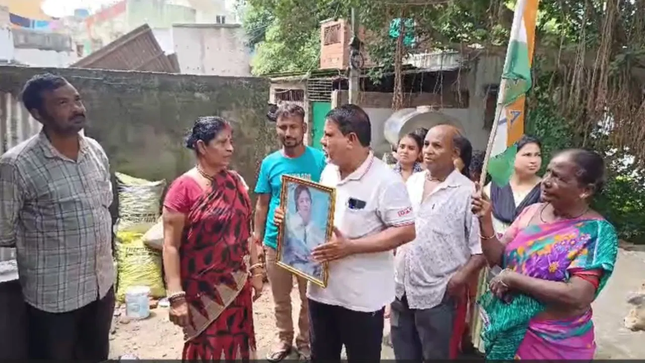 TMC Councilor Went Door to Door Asking for Forgiveness, ‬ ‪‎Mamata Banerjee, strict order, TMC Councilor, forgiveness, local people, Maldah, 2024 Lok Sabha Election,