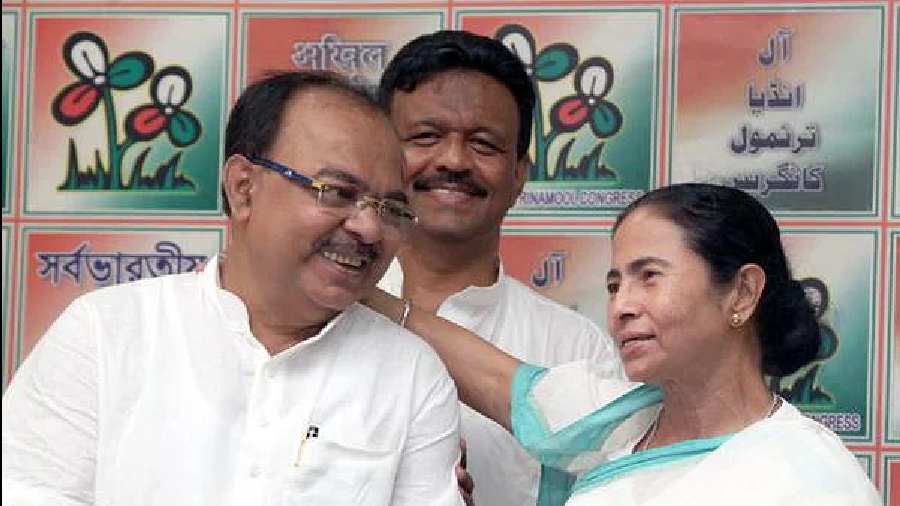 Two TMC Leaders met Sovan Chatterjee, TMC Leaders, ‬ ‪‎Mamata Banerjee, Sovan Chatterjee, party, return, Kolkata Municipality,