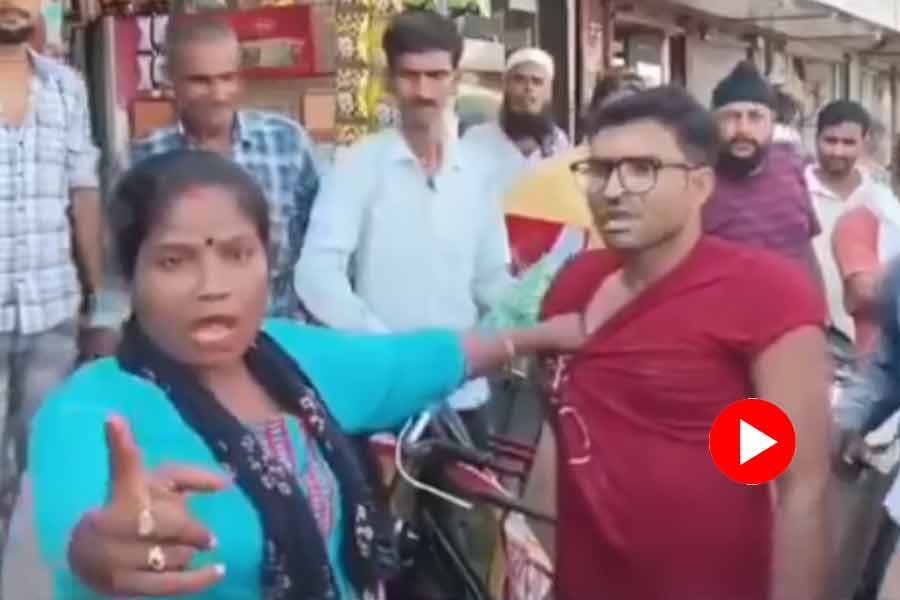বউয়ের টাকায় বসে খাচ্ছেন স্বামী, ভরা বাজারে স্বামীকে একের পর এক চড় মেরে খোঁটা দিলেন স্ত্রী Wife Slapped Husband in Market, Marital problem, husband, wife, viral video, বউ, বর, অশান্তি