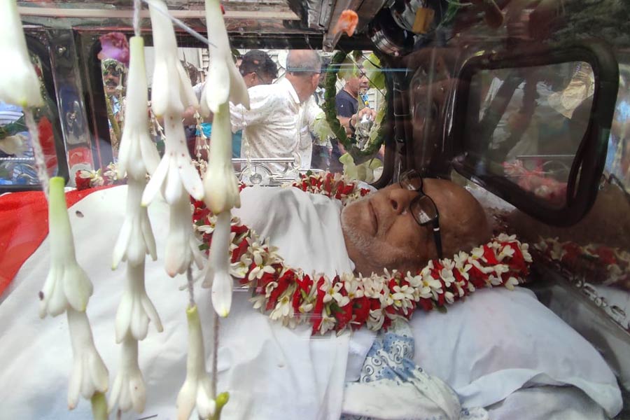 ‘সততার প্রতীক উনি, আদর্শ থেকে কখনও পিছপা হন নি’, নিজের দলের নেতারা তো বটেই, বুদ্ধবাবুর প্রশংসায় তৃণমূল-বিজেপি-কংগ্রেস, রাজনীতিতে যা বিরল! Buddhadeb Bhattacharya, hnest politician, certificate, CPM, TMC, Congress, BJP