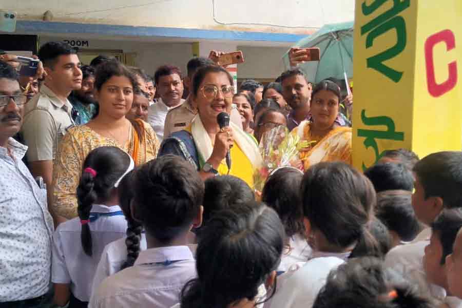 Rachana Banerjee Visited a School in Pandua, Rachna Banerjee, TMC MP, Hooghly, Pandua, school visit, MP Work