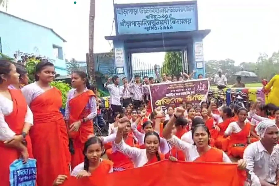 students, school gate, locked, Head Teacher, R G Kar Case, protesting rally, nor allowed,