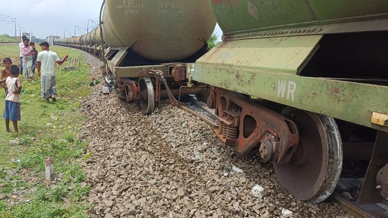 Again Train Accident in Bengal, train accident, goods train, derailed, North Bengal, damage, fear