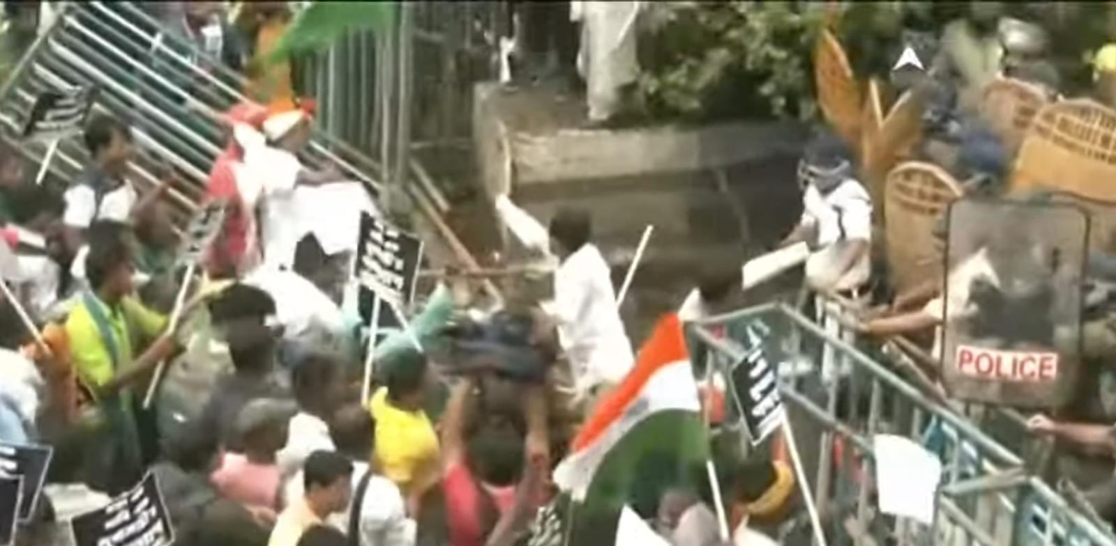 Nabanna Abjiyan, police, barricade, water, R G Kar Case