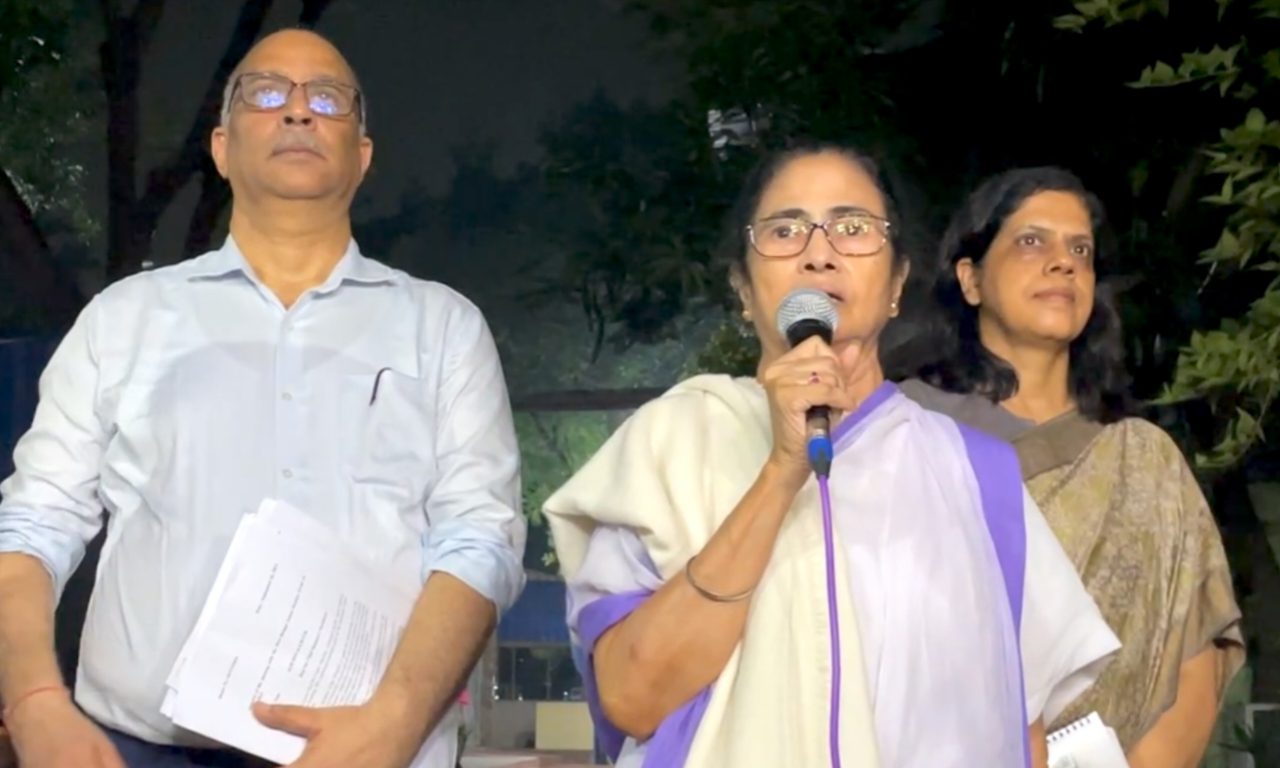 junior doctors, ‬ ‪‎Mamata Banerjee, meeting, Police Commissioner, remove, DC North, DME