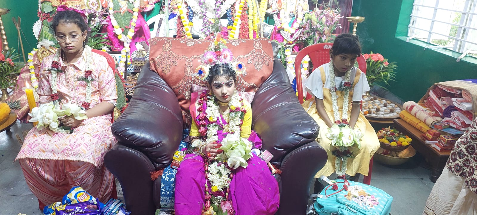 পান্তা ভাত-কচু শাক খেয়েই কৈলাসে পাড়ি দেন দেবী, ওপার বাংলায় থাকার সময় পশুবলি হলেও এপার বাংলায় নিরামিষভোজী ঘোষ বাড়ির মা দুর্গা