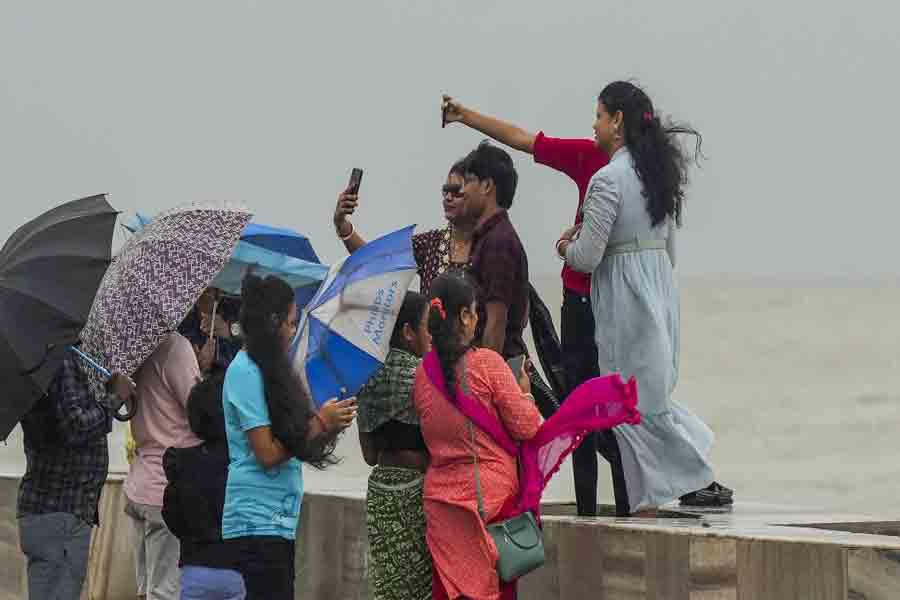 Cyclone Dana, tourists, sea beaches, Digha, administration, awareness, selfie, photos