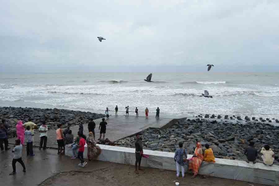 Cyclone Dana, tourists, sea beaches, Digha, administration, awareness, selfie, photos