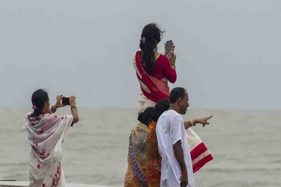 Cyclone Dana, tourists, sea beaches, Digha, administration, awareness, selfie, photos