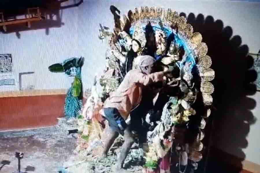 thief, stolen, ornaments, Durga Pratima, CCTV, Police