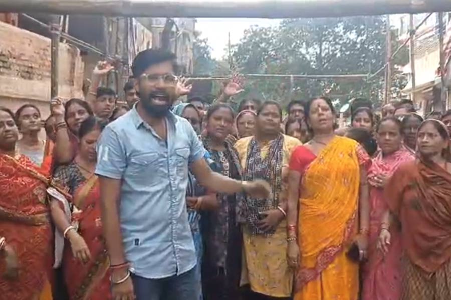 Durga puja, police, order to stop, Titagarh, dispute, protest. local people