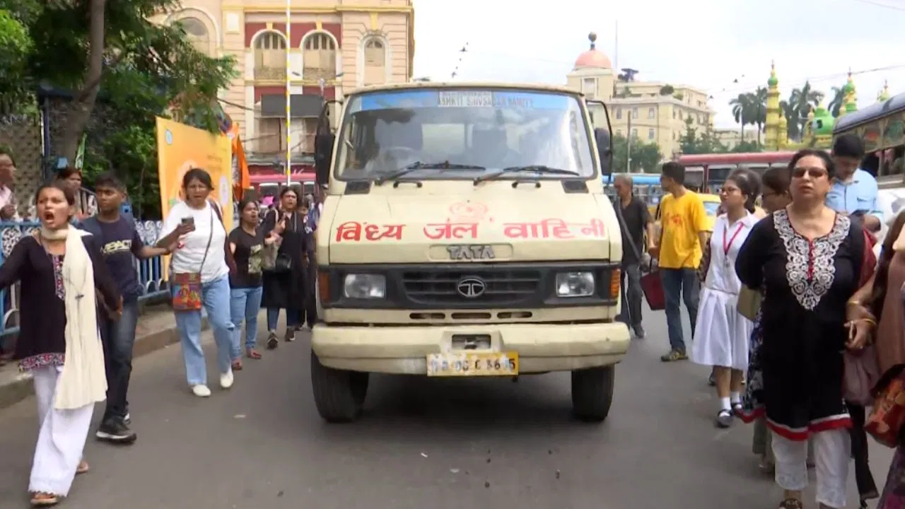 Junior Doctors, water car, police, stopped, protest, Dharmatala, R G Kar Case