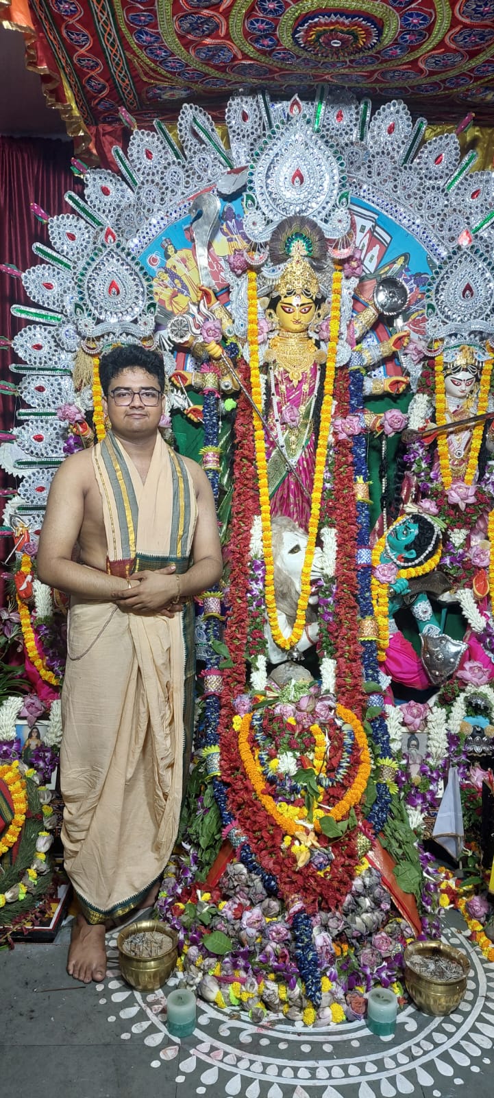 পান্তা ভাত-কচু শাক খেয়েই কৈলাসে পাড়ি দেন দেবী, ওপার বাংলায় থাকার সময় পশুবলি হলেও এপার বাংলায় নিরামিষভোজী ঘোষ বাড়ির মা দুর্গা