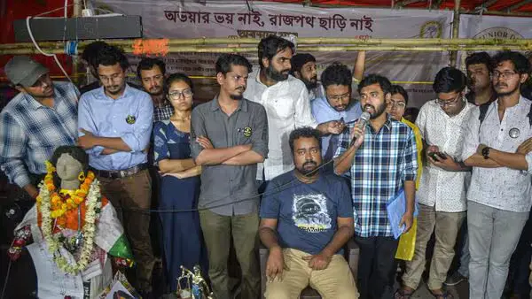 ‬ ‪‎Mamata Banerjee, meeting, junior doctors, administrative body language, hunger strike