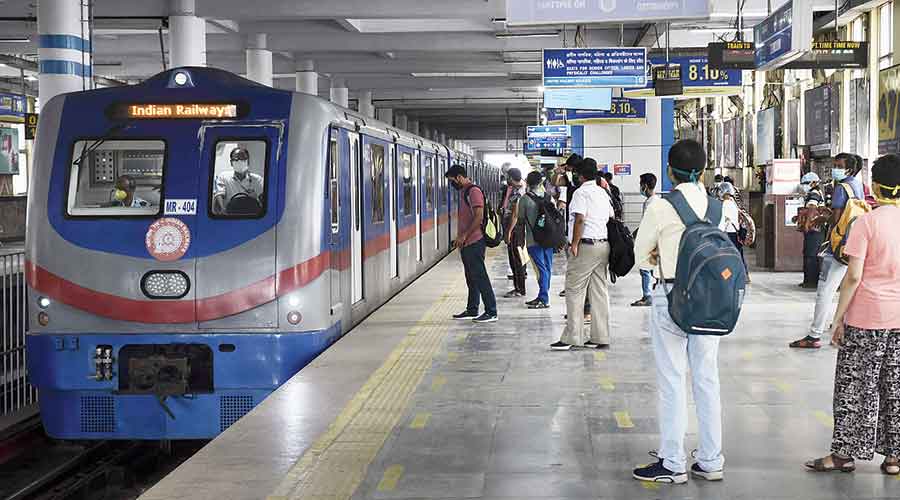 Kolkata Metro, metro service, disrupted, passengers, attempted to suicide, metro line