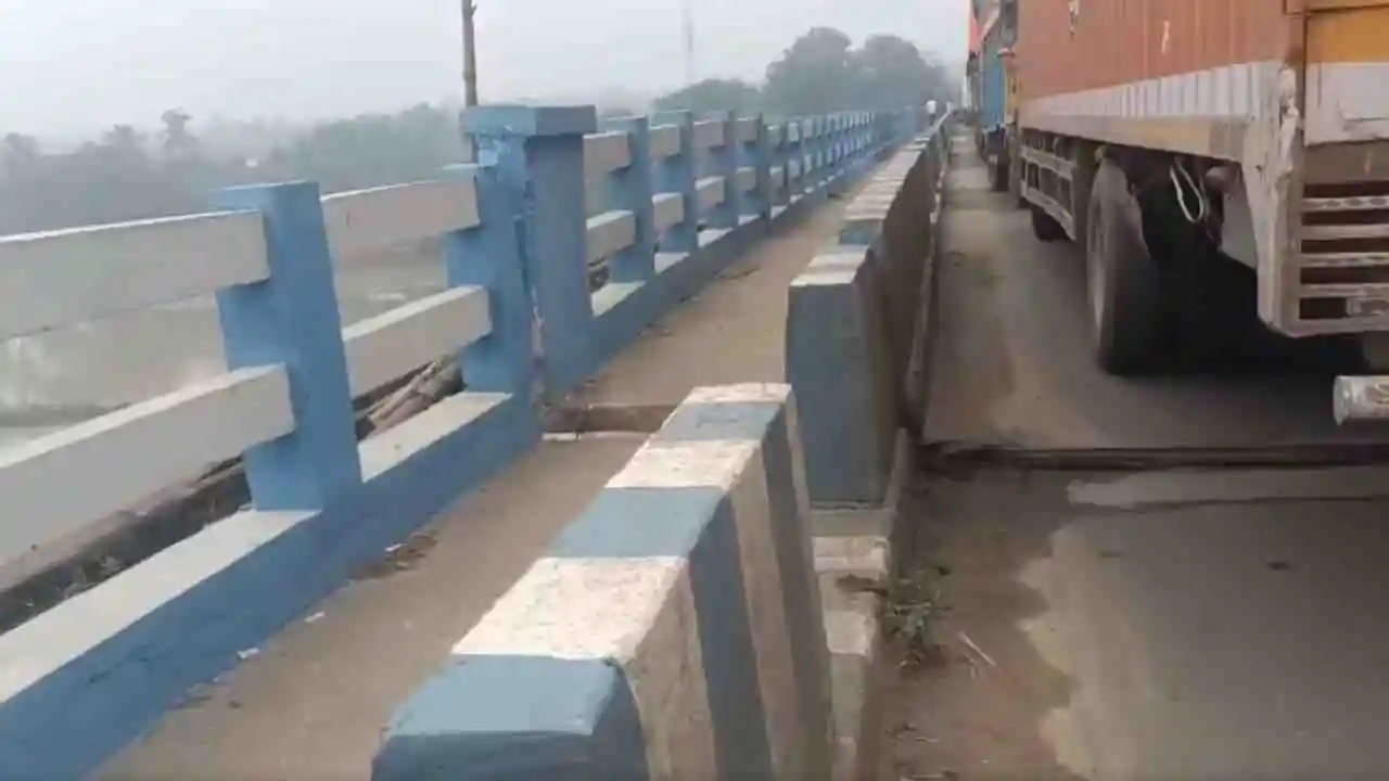 Gouranga Setu, Nawadwip, closed, cracked, Naidia, Bardhaman, Durga Puja