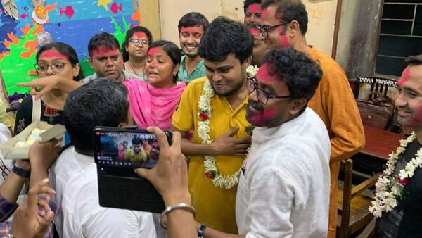 Minakshi Mukherjee, R G Kar, attacked, accused, welcoming
