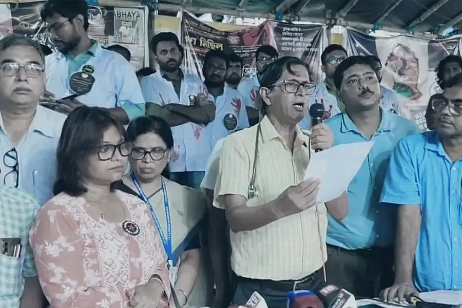 Calcutta Medical College, senior doctors, warning, resignation, R G Kar Case, junior doctors, hunger strike