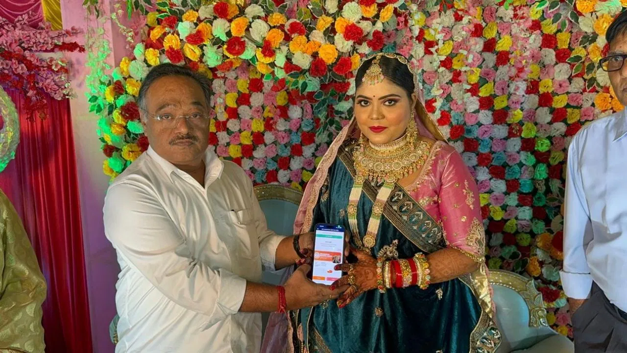 newly married bride, Shamik Bhattacharya, BJP membership, Kamarhati, ‬ ‪‎West Bengal,