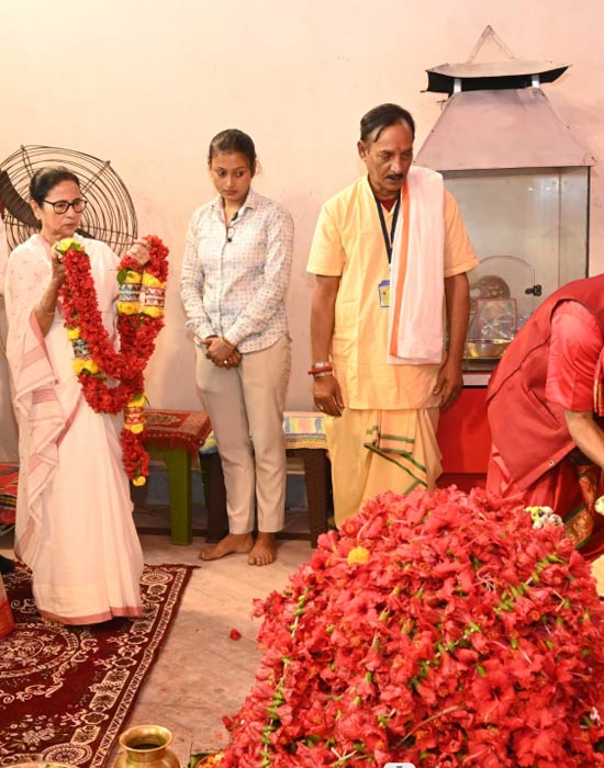 উপনির্বাচনে জয়জয়কারের পর নৈহাটির বড়মার মন্দিরে পুজো দিলেন মমতা, পুজো দিয়ে বেরিয়েই নাম না করেই অর্জুনকে নিশানা মুখ্যমন্ত্রীর Mamata Banerjee, Naihati Boro Maa, Boroma temple, projects, announcement, assembly by election