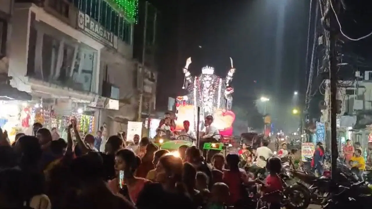 drunk men, poured liquor, allegation, Kali Puja procession, Shantipur, police, complaints