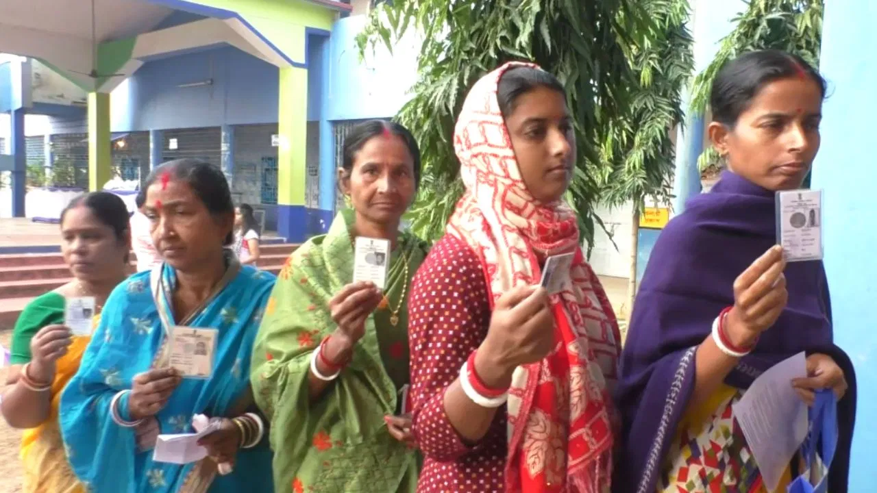 TMC Workers, EVM Machine, remove, BJP Candidate, Haroa, Assembly by election,