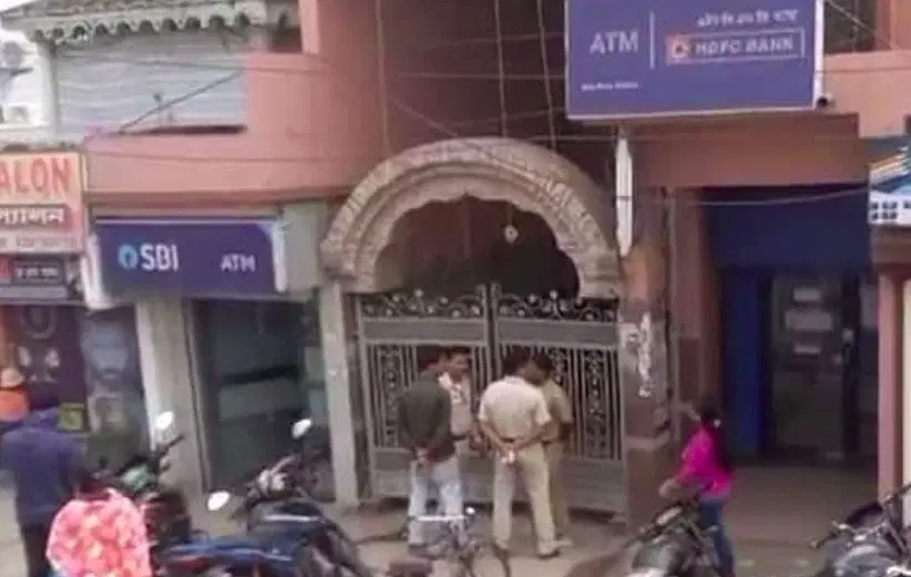 robbery, SBI Bank, Maheshtala Branch, locker broke, loot, customers, police investigation,