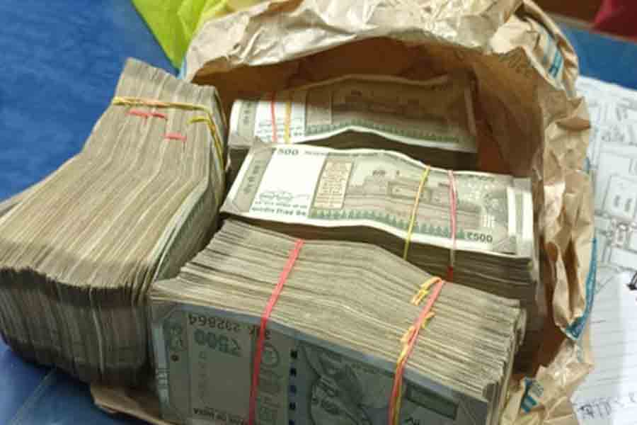lottery scam, crore of rupees, Enforcement Directorate, money seized, corruption