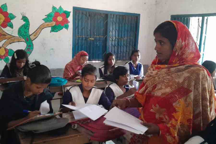 স্কুলে শিক্ষকের আকাল! বার্ষিক পরীক্ষায় গার্ড দিচ্ছেন স্কুলের মিড ডে মিল রান্নার কর্মীরা, কী দশা বাংলার স্কুলের! mid day meal cook, invigilator, school exam, shortage of teachers, Baharampur