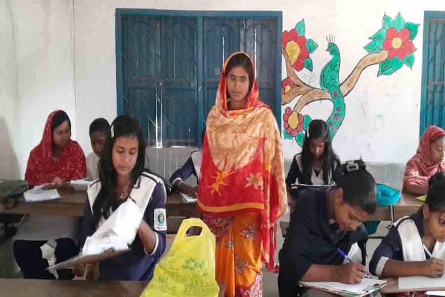 স্কুলে শিক্ষকের আকাল! বার্ষিক পরীক্ষায় গার্ড দিচ্ছেন স্কুলের মিড ডে মিল রান্নার কর্মীরা, কী দশা বাংলার স্কুলের! mid day meal cook, invigilator, school exam, shortage of teachers, Baharampur