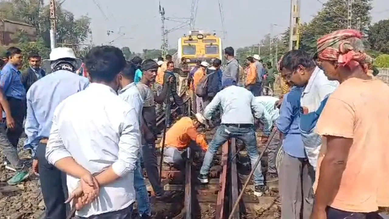 crack, rail line, train service, stopped, sealdah-bongaon division, passengers problem