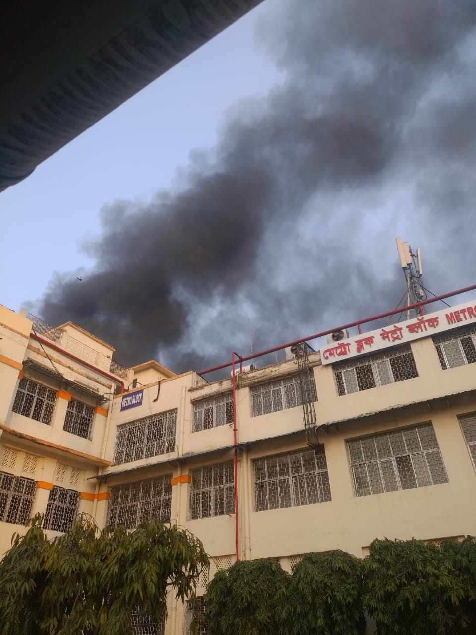 শিয়ালদহ স্টেশনে ভয়াবহ আগুন! আতঙ্কিত যাত্রী থেকে বি আর সিং হাসপাতালের রোগীরা sealdah station fire