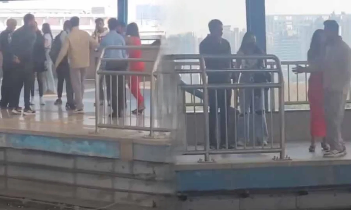 Metro, মেট্রো স্টেশন, metro station, valentine's Day