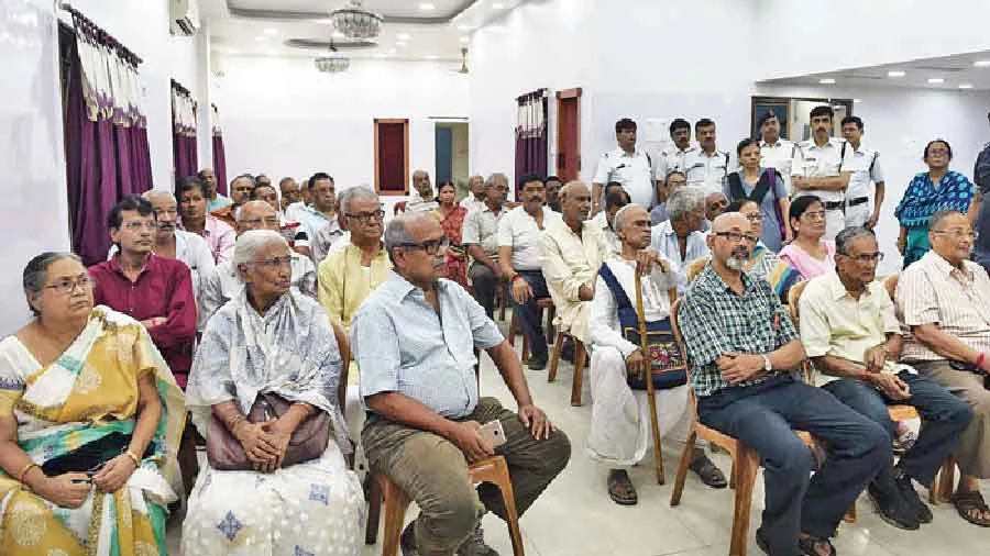 প্রবীণ নাগরিকদের জন্য বড় ঘোষণা! এক লক্ষ টাকার করমুক্তির সুবিধা Budget 2025, income tax, senior citizen 1lakh Standard Deduction