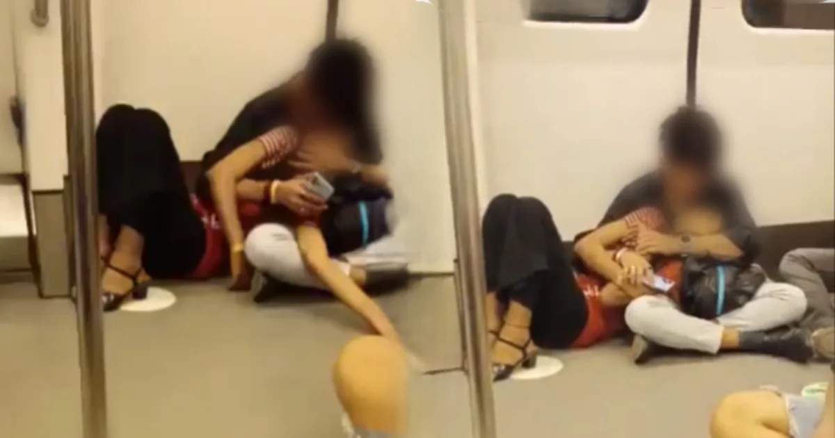 Intimate Moment, দিল্লি মেট্রো, delhi metro,