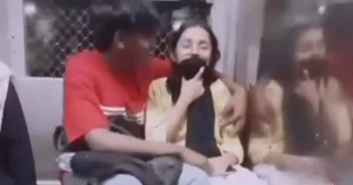 Couple Kissing in Train, ভাইরাল ভিডিও, viral video