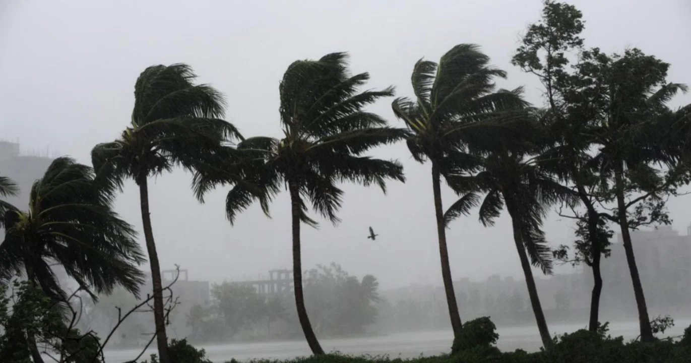 আবহাওয়া, নিম্নচাপ, বৃষ্টি, রোদের আকাশ, আর্দ্রতা, সমুদ্র সতর্কতা, উত্তরবঙ্গ, জলমগ্ন, বন্যা পরিস্থিতি, ঘাটাল, মালদা, ব্রাহ্মণী নদী, বজ্রবিদ্যুৎ, ত্রাণ শিবির, আলিপুর আবহাওয়া দফতর, মৎস্যজীবী সতর্কতা, সুন্দরবন, রোদ ঝলমলে, প্রশাসনিক তৎপরতা, weather update, low pressure, rain, humidity, sunny sky, sea alert, north bengal, flood situation, submerged areas, Ghatal, Malda, Brahmani river, thunderstorm, relief camp, Alipore weather office, fishermen warning, Sundarbans, administrative action