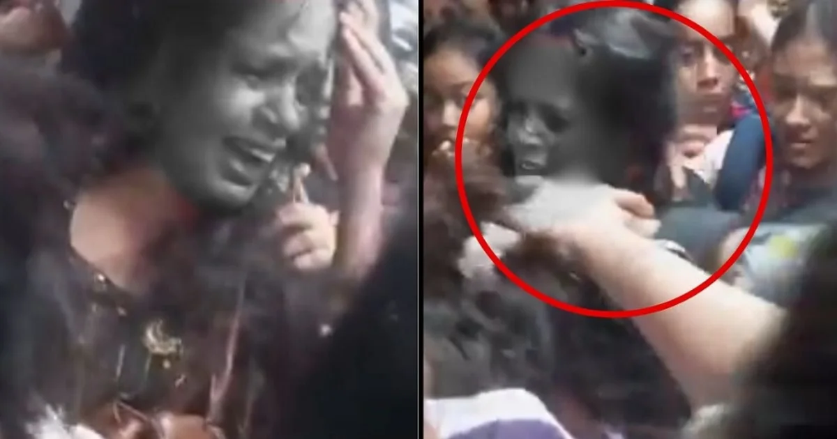 Mumbai Local Train, Ladies Special, Train Fight, Viral Video, Local Train News, Railway Security, Women Passengers, Churchgate To Virar, Train Violence, MumbaiNews, মুম্বই_লোকাল_ট্রেন, লেডিস_স্পেশাল, ট্রেন_মারামারি, রেলওয়ে_নিরাপত্তা, মহিলা_নিরাপত্তা, মারামারি_ভিডিও, Churchgate_Virar, Local_Train_Fight, Viral_Video, মুম্বই_খবর