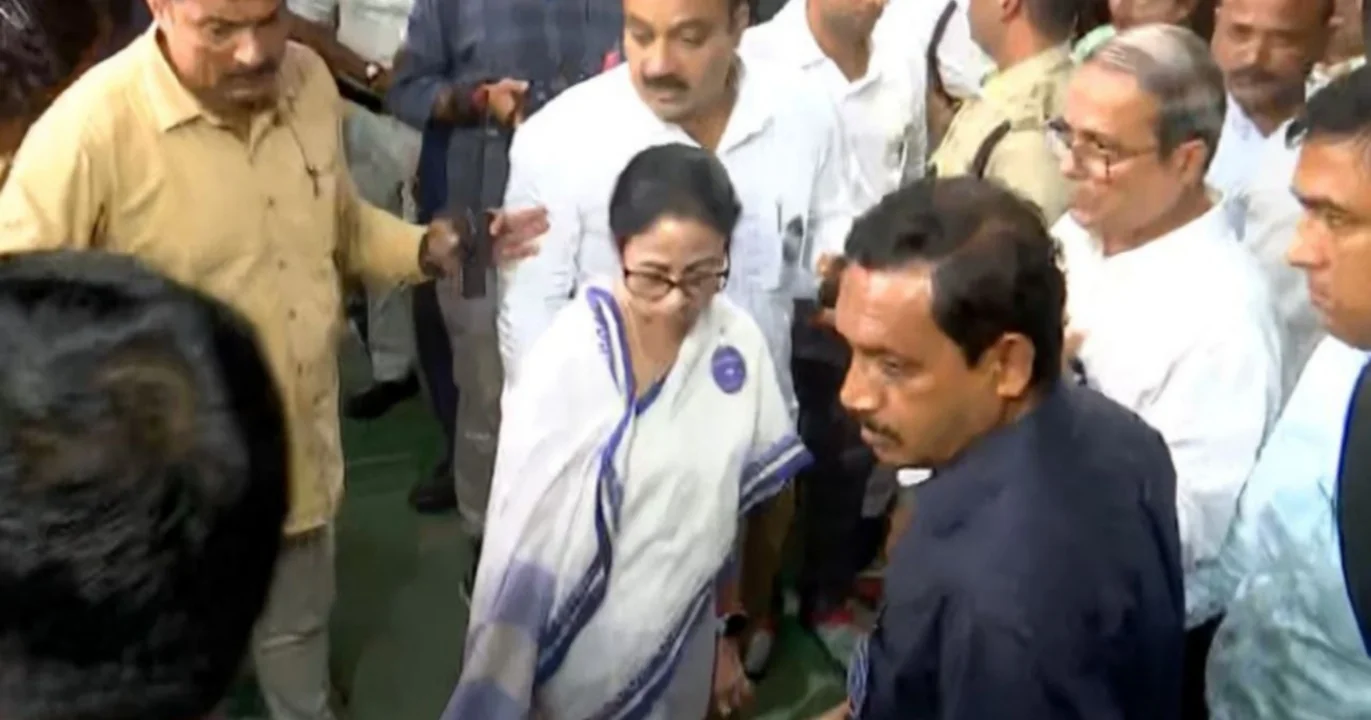 Army dismantles Mayo Road stage Mamata present