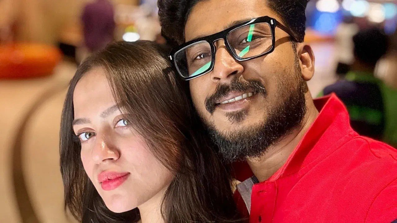ফের দুঃসংবাদ টলিউডে! হঠাৎ হাসপাতালে ভর্তি অহনা দত্তের স্বামী, দীপঙ্কর রায়! একরত্তি কন্যাকে রেখে ছুটলেন অভিনেত্রী! কী হয়েছে তাঁর, এখন কেমন আছেন? Ahana Dutta Dipankar