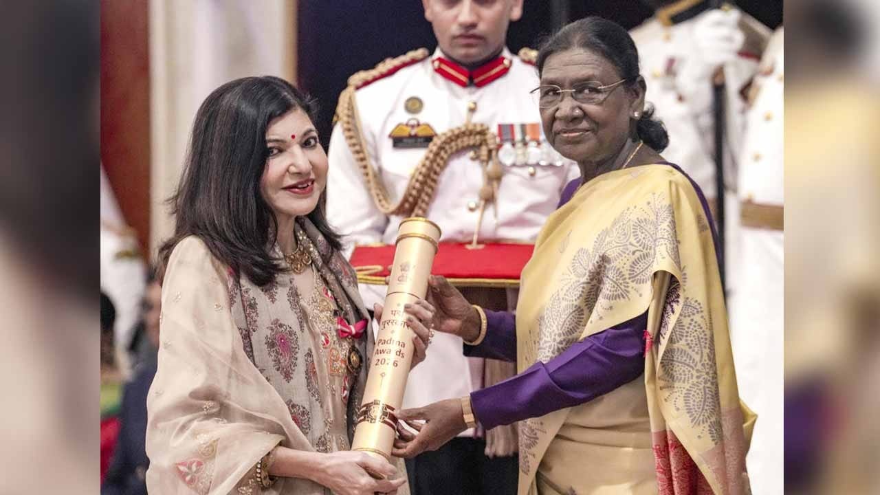 পদ্মভূষণ নিতে গিয়ে আচমকা অসুস্থ হয়ে পড়লেন অলকা ইয়াগনিক! গায়িকার শারী'রিক অবস্থা নিয়ে উদ্বেগ ভক্তদের, এখন কেমন আছেন তিনি? পদ্মভূষণ নিতে গিয়ে আচমকা অসুস্থ হয়ে পড়লেন অলকা ইয়াগনিক! গায়িকার শারী'রিক অবস্থা নিয়ে উদ্বেগ ভক্তদের, এখন কেমন আছেন তিনি?