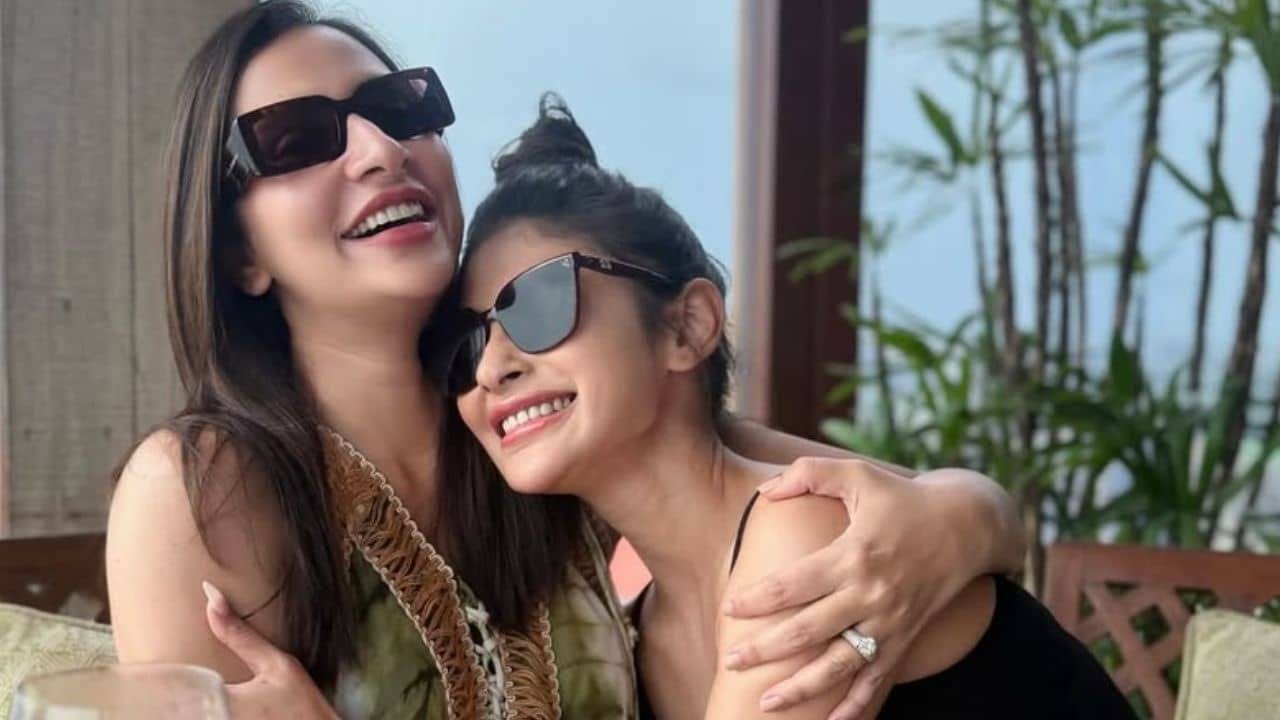 মন ভালো নেই প্রিয় বান্ধবীর! মৌনী রায়ের এক ফোনেই স্বামী ও সংসার ফেলে মুম্বই পৌঁছলেন শুভশ্রী! দুই অভিনেত্রীর বন্ধুত্বে মুগ্ধ অনুরাগীরা!